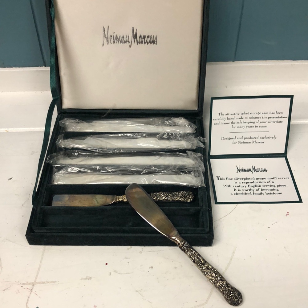 Set of 6‎ Neiman Marcus Silverware Flatware Butter Knives / Spreaders velvet box